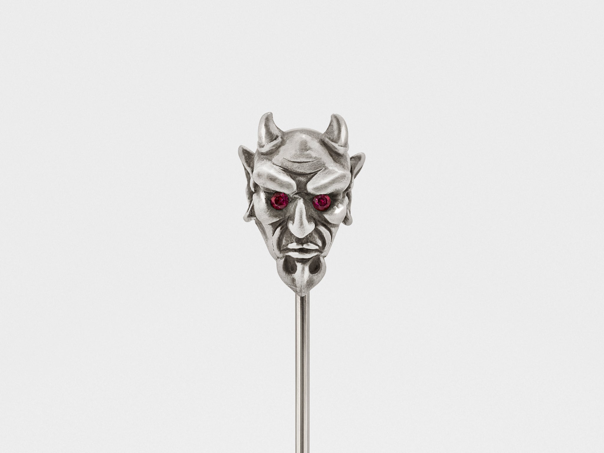 Pin's diable en argent foncé avec yeux rouges ou transparents