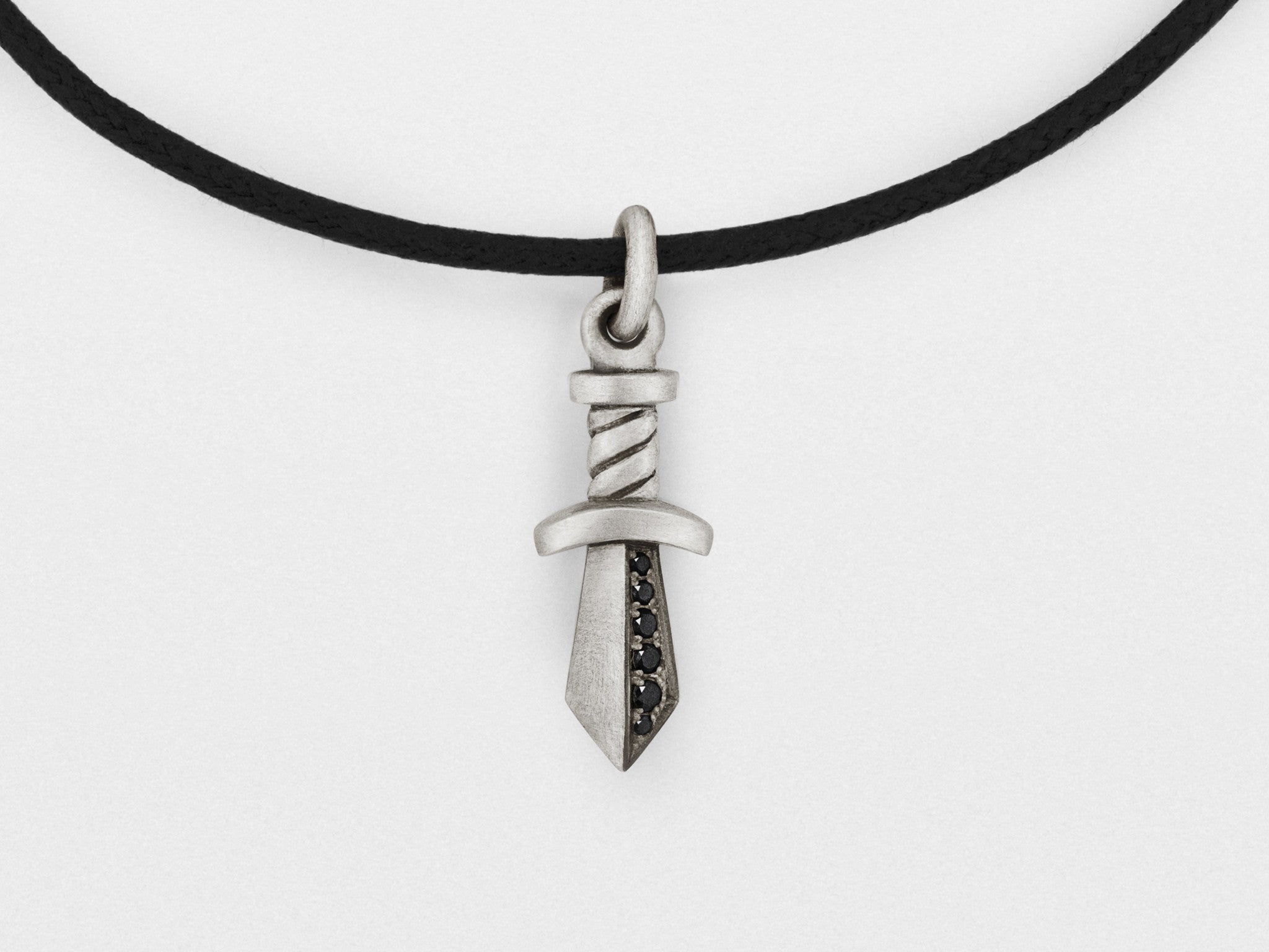 Bracelet à breloque épée de gladiateur en argent avec cristal noir