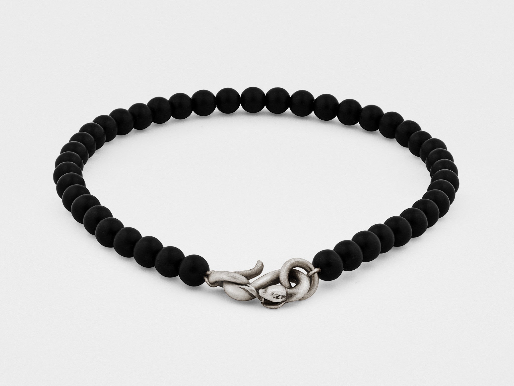 Bracelet à fermoir serpent argenté avec perle noire