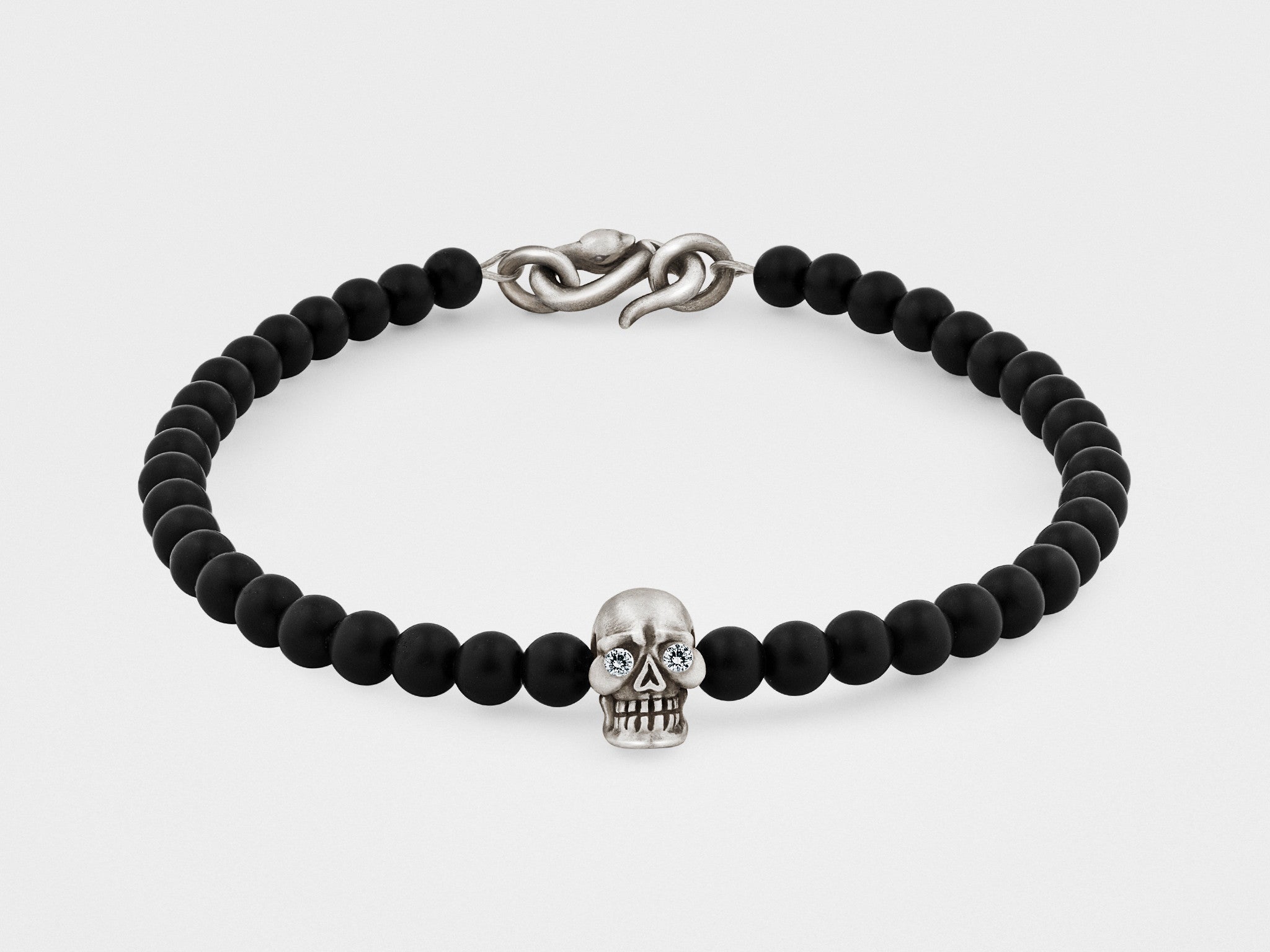 Bracelet tête de mort en argent avec yeux transparents, perle noire et fermoir serpent