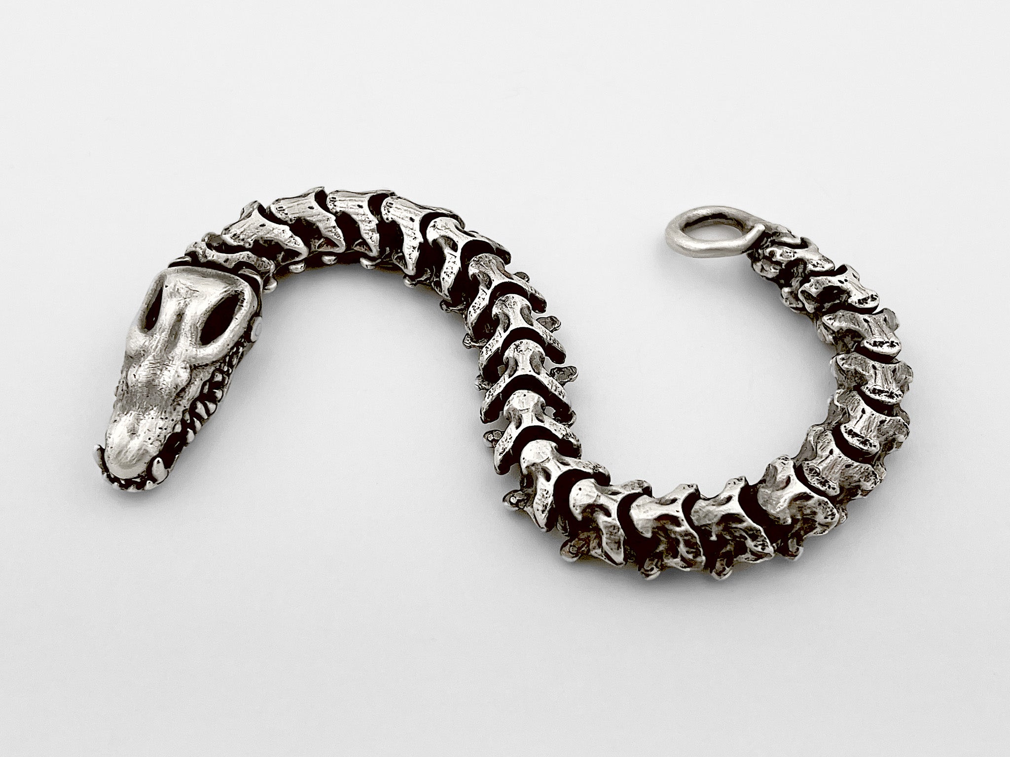 Bracelet en argent avec gros os de serpent