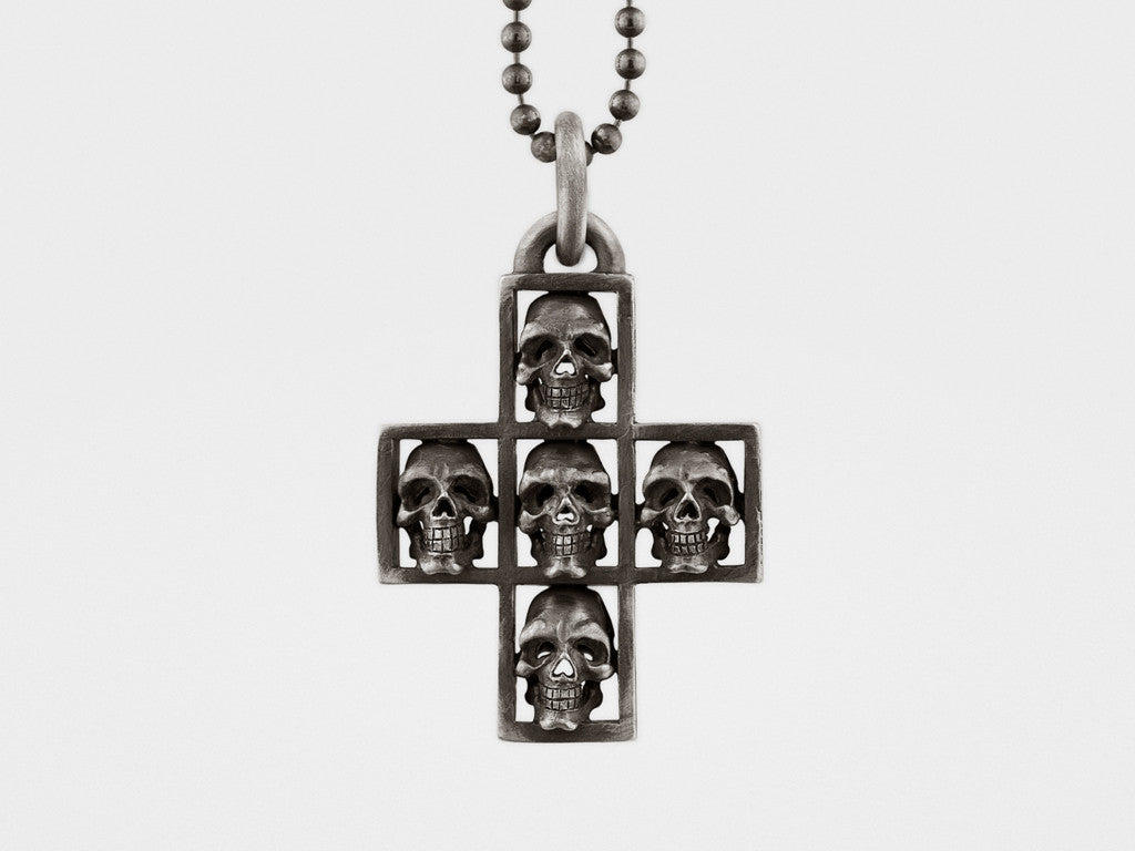 Collier pendentif croix à plusieurs crânes en argent