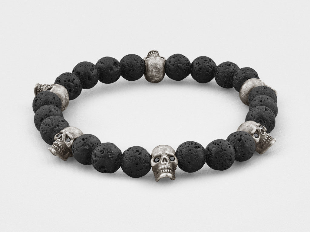 Bracelet en perles de lave, cristaux noirs et têtes de mort argentées